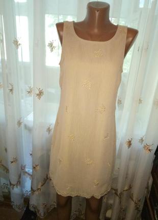 Платье с вышивкой