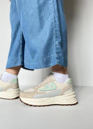 Женские кроссовки