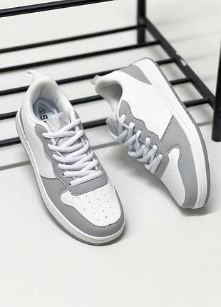 Жіночі кросівки