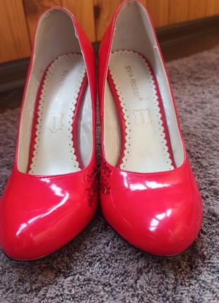 Красные лаковые туфли2 фото