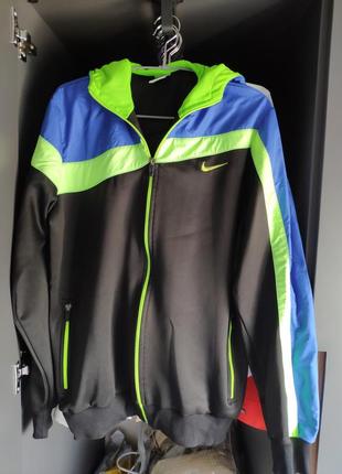 Чркая ветровка с капюшоном на молнии