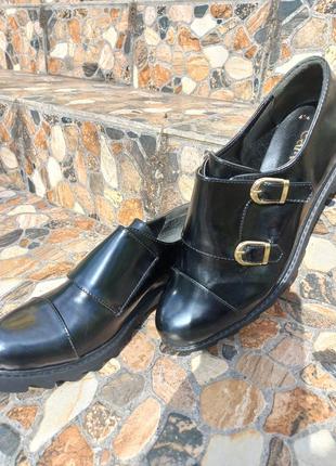 Розпродаж! стильні чорні жіночі туфлі на тракторній підошві з пряжками5 фото