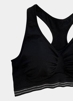 Безшовний спортивний топ із v-подібним вирізом ergeenomixx із паролоновими вставками.