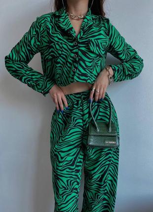 Женский легкий зеленый костюм в анималистический принт зебры с укорочённым топом с длинным рукавом с длинными свободными штанами с м л 44 46 48 s m l3 фото