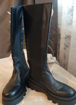 Высокие новые кожаные сапоги фирмы zara.