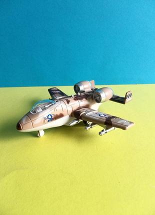 Игрушка военный самолет штурмовик металлический инерционный звуковые и световые эффекты7 фото
