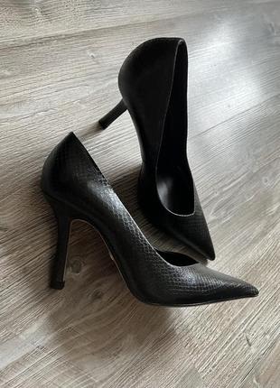 Туфли с змеиным принтом zara