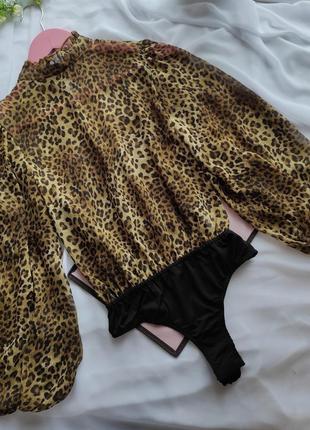 Стильная блуза боди леопардовый принт с открытой спиной воротник стойка длинные пышные рукава4 фото