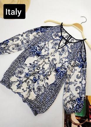 Блуза женская белая в синий принт с открытыми плечами s