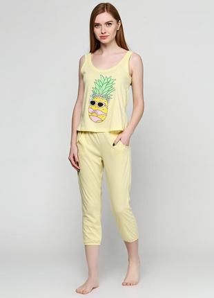 Женская пижама maria lenkevich 3032     желтого цвета с брюками и майкой с принтом ананаса. s