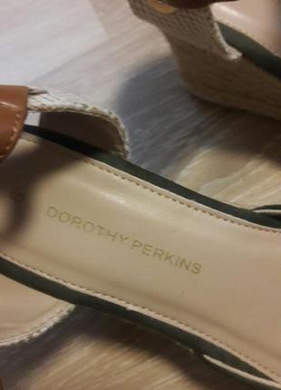 Босоніжки закритим носком на плетеній танкетці dorothy perkins 39р.4 фото