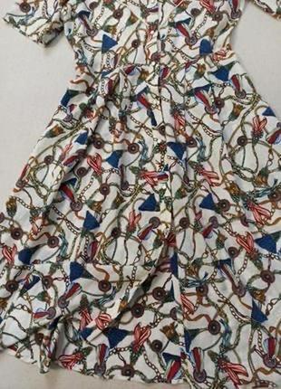 Женское платье mango. платье в принт, на белом фоне яркие элементы цепи5 фото
