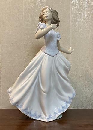 Фарфоровая статуэтка lladro «прекрасные шестнадцать».