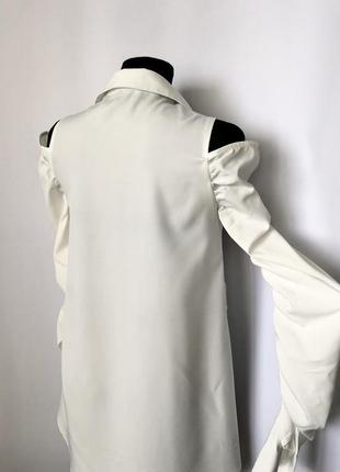 Plt белое платье рубашка мини с вырезами на плечах собраны длинные рукава рюши7 фото