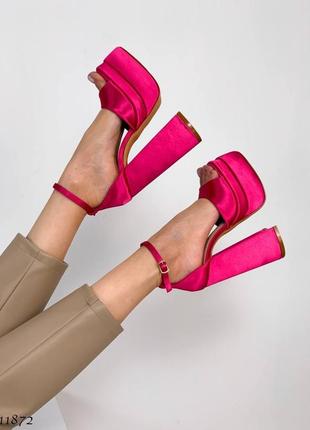 Дуже круті яскраві босоніжки на високих підборах, трендові босоніжки в кольорі фуксія