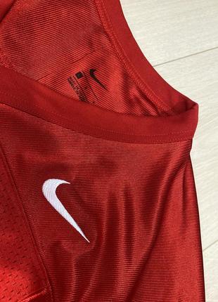 Чоловіча червона спортивна футболка з перфорацією найк nike вишитим лого engineered to the exact specifications of championship athletes2 фото