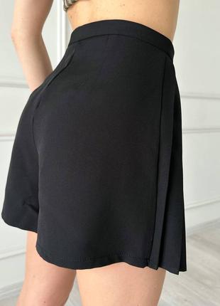 Однотонные черные шорты-юбка плиссе длины мини3 фото