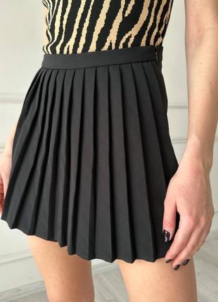 Однотонные черные шорты-юбка плиссе длины мини8 фото