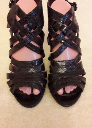 Босоножки фирмы graceland