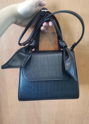 Стильная чёрная сумка с узлами