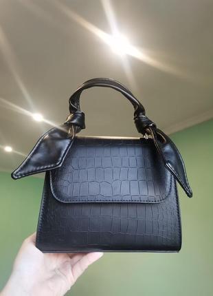 Стильная чёрная сумка с узлами