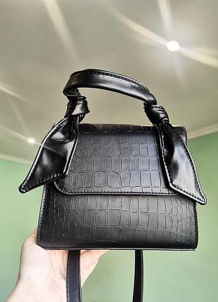 Стильная чёрная сумка с узлами