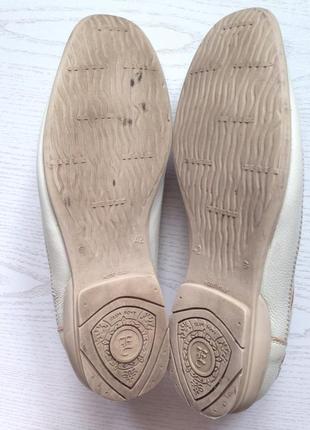 Знижка! італійські світлі шкіряні туфлі з гострим носком і перфорацією кольору слонова кістка4 фото
