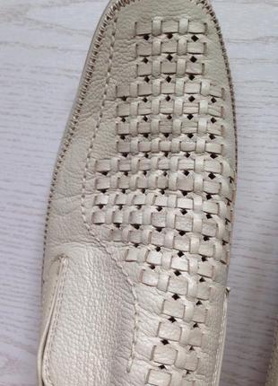 Знижка! італійські світлі шкіряні туфлі з гострим носком і перфорацією кольору слонова кістка5 фото