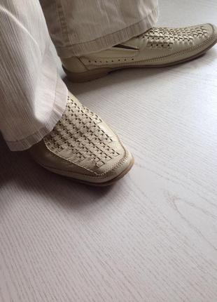 Знижка! італійські світлі шкіряні туфлі з гострим носком і перфорацією кольору слонова кістка6 фото