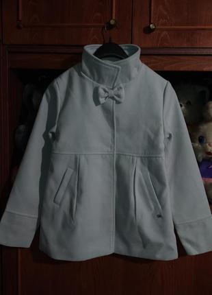 Пальто детское светло-серого нежного цвета с бантиком