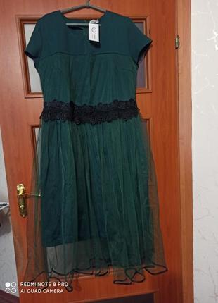 Плаття зеленого кольору, зверху йде довгий фатин
