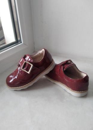 Туфельки лаковані натуральна шкіра бренду clarks uk 5,5 eur 22