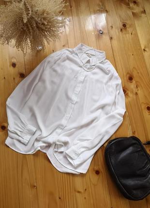 Красива біла блузка