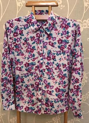 Очень красивая и стильная брендовая блузка в цветах.