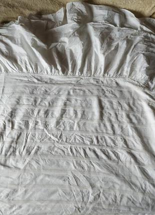 Біле покривало з рюшею на двоспальне велике ліжко2 фото