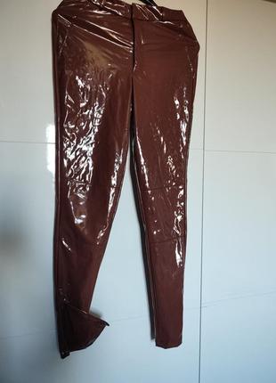 Лаковые виниловые штаны