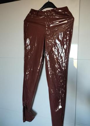Лаковые виниловые штаны