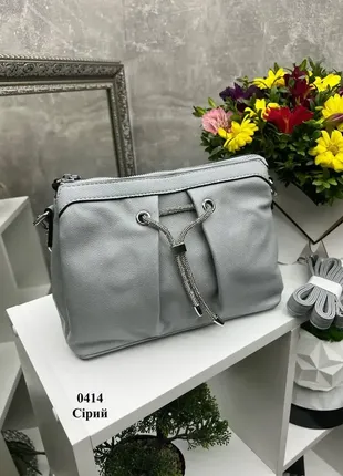 Сіра — стильна блискуча молодіжна сумочка на три відділення під однією блискавкою