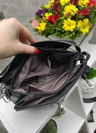 Черная - стильная блестящая молодежная сумочка на три отделения под одной молнией7 фото