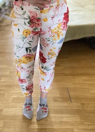 Легкие брюки брюки в цветочный принт zara