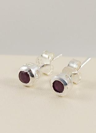 Сережки-пусети срібні з рубіном 702м-рб