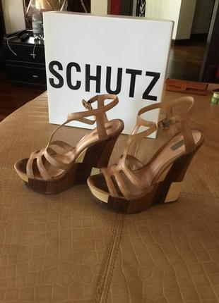 Schutz басоніжки на танкетці.