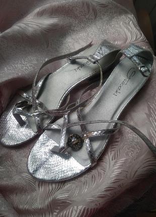 Срібні босоніжки /в'єтнамки