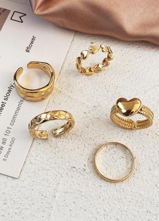 Комплект каблучок золотистого кольору з сердечками