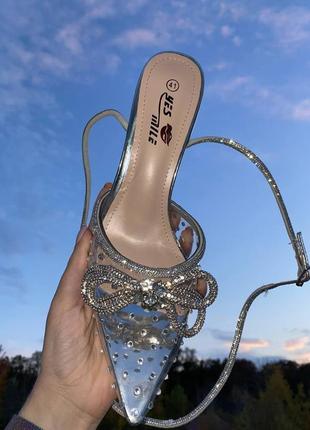 Нарядні туфлі з брошкою жіночі на шпильці срібні7 фото