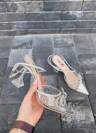 Нарядні туфлі з брошкою жіночі на шпильці срібні4 фото