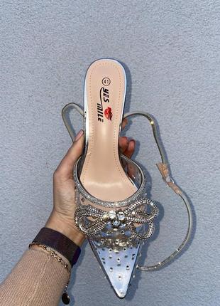 Нарядні туфлі з брошкою жіночі на шпильці срібні6 фото