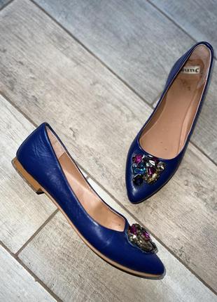 Остроносые кожаные синие балетки с камнями