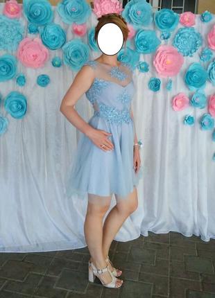 Голубое вечернее праздничное кружевное платье с бусинами baby blue1 фото