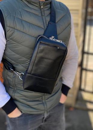 Нагрудна чоловіча сумка слінг чорна екошкіра бананка